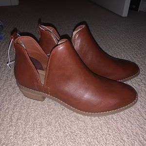 NWT Universal Thread Size 9 Ankle booties